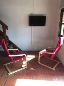 皮里亚波利斯Cabanas Cucu的配有平面电视的客房内的两把椅子
