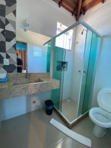 布希奥斯Foca Guest House的一间带玻璃淋浴和卫生间的浴室