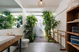 吉利特拉旺安Secret Haven Cozy 3 Bedroom Private Pool Villa的走廊上的浴室设有盆栽植物