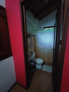 卡维塔Mono Azul Cahuita的一间带卫生间和红色门的浴室