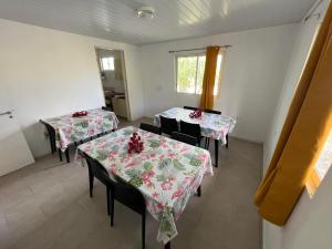 阿瓦托鲁Te Mao的一间房间,配有两张桌子和椅子,鲜花盛开
