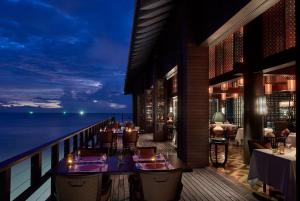 立咯海滩兰卡威丽思卡尔顿酒店的晚上则设有一间享有海景的餐厅