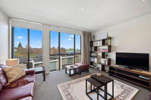 陶波Marina View Apartment - Taupo的带沙发和平面电视的客厅
