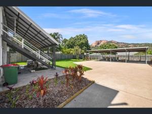 汤斯维尔Townsville Suites的一座带停车场和庭院的建筑