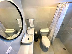 马特瓦拉Hotel El Pedregal的一间带卫生间、水槽和镜子的浴室