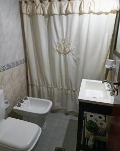 圣米格尔·德·图库玛HERMOSO DPTO 2 dor TUCUMAN的浴室配有卫生间、盥洗盆和淋浴。