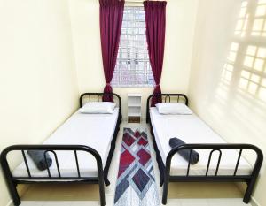 瓜拉丁加奴Ujana Damai - Cosy 5 bedrooms near UMT UNISZA的小型客房 - 带2张床和窗户
