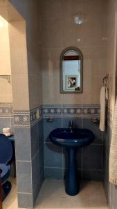 Calera Víctor RosalesHotel Morada de los Angeles的浴室设有蓝色水槽和镜子