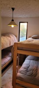 El ColoradoSki in-out Apartment in El Colorado的一间卧室设有两张双层床和一扇窗户。