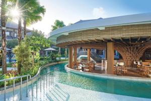 努沙杜瓦巴厘岛努沙杜瓦花园万豪酒店的度假村的游泳池,设有凉亭
