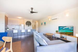 埃尔利海滩珊瑚海维斯塔公寓的带沙发的客厅和厨房