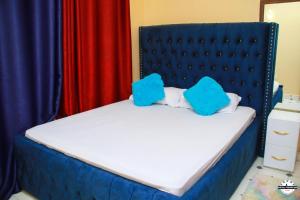 埃尔多雷特Denverwing Homes.的一张蓝色的床,上面有两个蓝色的枕头
