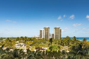 棕榈滩海岸笙歌岛棕榈滩万豪度假酒店暨Spa的享有棕榈树度假村和大海的景致。