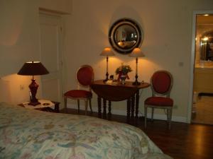 维特利希巴斯艮住宿加早餐旅馆的卧室配有一张床和一张桌子及椅子
