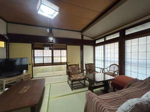 Hakuigun - House - Vacation STAY 14651的带沙发和电视的客厅