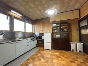 Hakuigun - House - Vacation STAY 14651的一间配备了白色家电和木制橱柜的大厨房