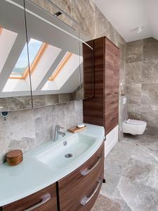 采列Vila Maister的一间带水槽和天窗的浴室