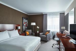 莱斯特莱斯特万豪酒店 的配有一张床和一张书桌的酒店客房