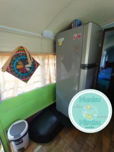 萨玛拉Nanku Nimbu Casa-Bus equipada cerca de playas的带冰箱和窗户的小厨房
