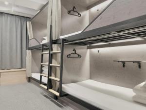 西安Sifang Space Hostel Xi'an - Xi'an TIYUCHANG metro station Line2的一间卧室配有两张双层床。