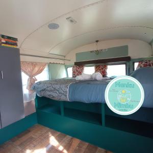 萨玛拉Nanku Nimbu Casa-Bus equipada cerca de playas的露营车后面的一张床位