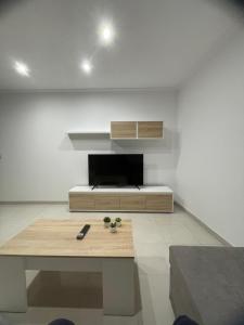 格罗韦Apartamentos Demar Luis Casais的客厅配有桌子和沙发