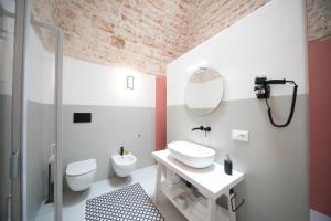 阿尔贝罗贝洛San Marco Boutique Rooms的一间带水槽、卫生间和镜子的浴室