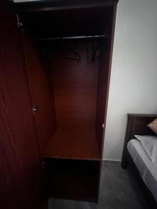 亭可马里尼悦旅馆的一张位于房间床边的木柜