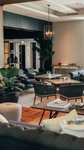 塞米亚克Kanvaz Village Resort Seminyak的带沙发和桌子的客厅以及吊灯。