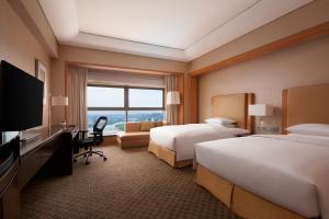 宁波宁波万豪酒店的酒店客房设有两张床和一台平面电视。