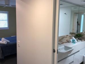 玛志洛卡马格海滨公寓的一间带水槽和镜子的浴室