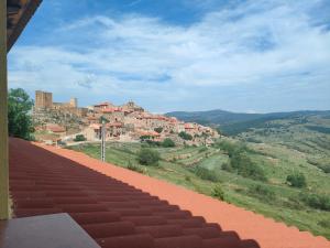 普埃尔托明加尔沃Habitaciones Mirall Rural的从建筑屋顶上可欣赏到城镇景色