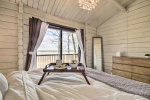 埃尔克顿Cozy Winter Cabin Retreat with View的一间卧室配有一张桌子和一张床铺