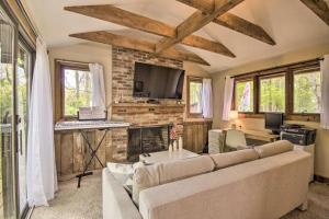 埃尔克顿Cozy Winter Cabin Retreat with View的带沙发和壁炉的客厅