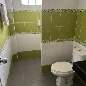 Ka RornKata Villa Merit Hill Bungalows的一间带卫生间和淋浴的浴室