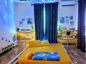 海防Mihome的一间设有床铺的卧室,位于带蓝色窗帘的房间