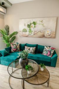 亚历山德鲁波利斯PELAGIO APARTMENT 1的客厅配有绿色沙发和桌子