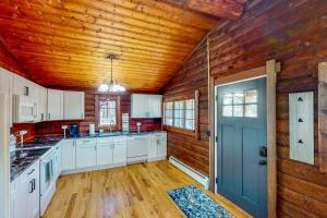 OtisHawks Eye Cabin的厨房配有白色橱柜和蓝色门