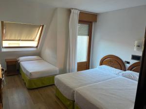 伊斯拉佩拉约伊斯拉酒店的酒店客房设有两张床和窗户。