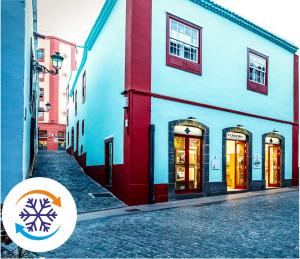 圣克鲁斯-德拉帕尔马Casa Emblemática Salgado的一条有色彩缤纷的建筑和标志的街道
