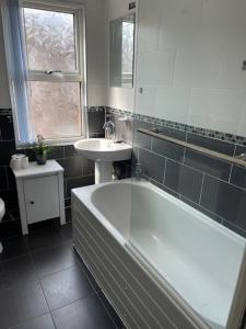 利物浦Marks Place的带浴缸和盥洗盆的浴室