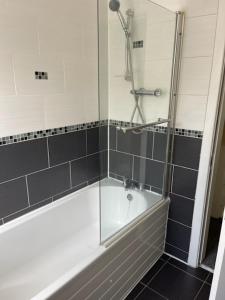 利物浦Marks Place的带浴缸和玻璃淋浴间的浴室。