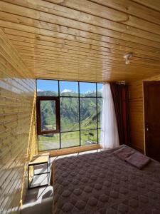 ArdotiArdoti Guest House的一间卧室设有一张床和一个大窗户