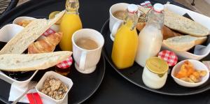 居让梅斯特拉Hôtel particulier - Les lodges du Bassin d'Arcachon- Petit-déjeuner sur demande- Prestations haut de gamme的一小盘食物,包括面包和果汁