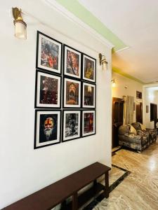 瓦拉纳西Paridhi的客厅墙上的一组图片