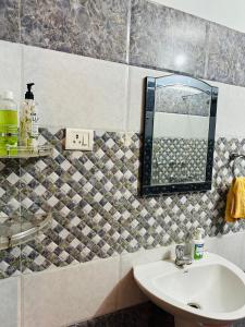瓦拉纳西Paridhi的一间带水槽和镜子的浴室