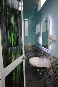 胡志明市Amango Dorm的一间带水槽和镜子的浴室