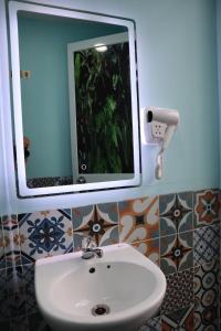胡志明市Amango Dorm的浴室设有白色水槽和镜子