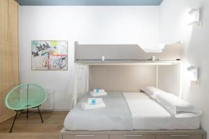 阿斯佩蒂亚Zutabe - baskeyrentals的白色卧室配有床和椅子