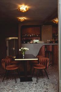 锡比乌Sia Boutique Aparthotel的一间带桌椅的用餐室和一间酒吧